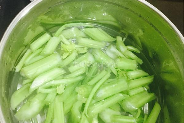芹菜拌花生米的做法图解2