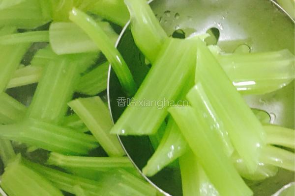 芹菜拌花生米的做法图解3