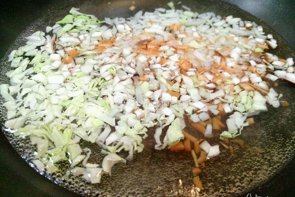 剩米饭变美味 八叔黄金包饭的做法图解2