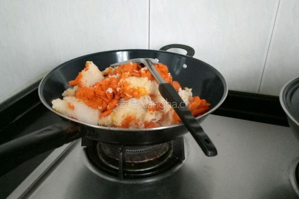 甜味南瓜炒糯米饭的做法图解2