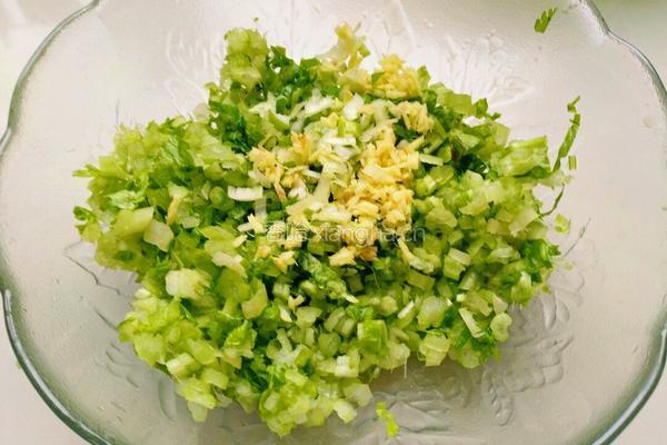  炸芹菜丸子的做法图解2