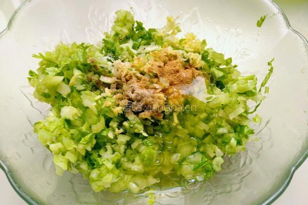  炸芹菜丸子的做法图解3