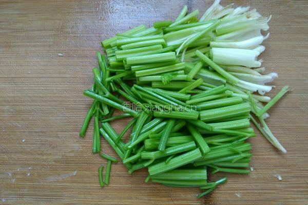 肉末芹菜的做法图解1