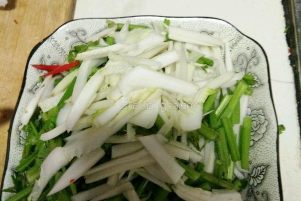 辣炒白菜烩芹菜的做法图解2