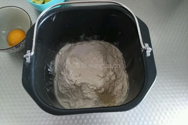 圣诞花环面包的做法图解3