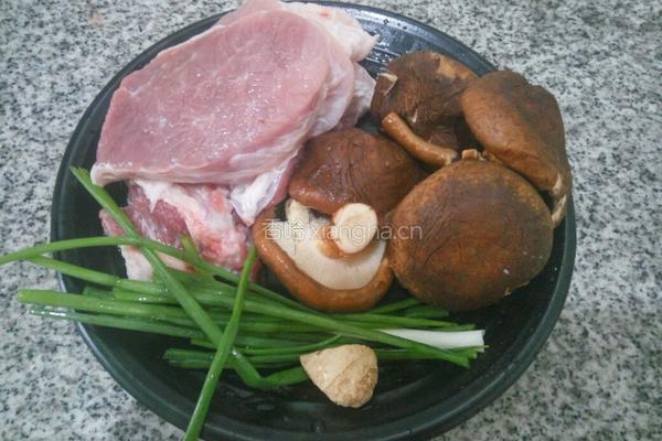 香菇白菜猪肉饺子馅的做法图解1