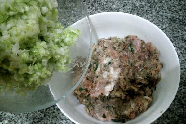 香菇白菜猪肉饺子馅的做法图解7