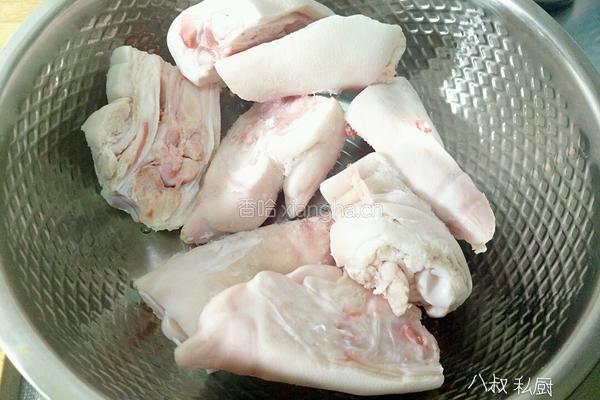 一锅两菜 八叔香辣烤猪蹄 和水晶皮炖的做法图解1