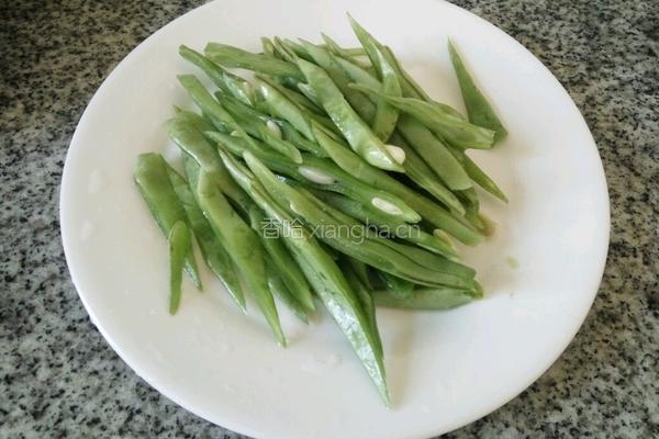 芸豆丝炒木耳的做法图解3