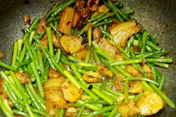 蒜苔回锅肉的做法图解10