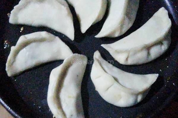 小熊煎锅芹菜鲜肉煎饺的做法图解7
