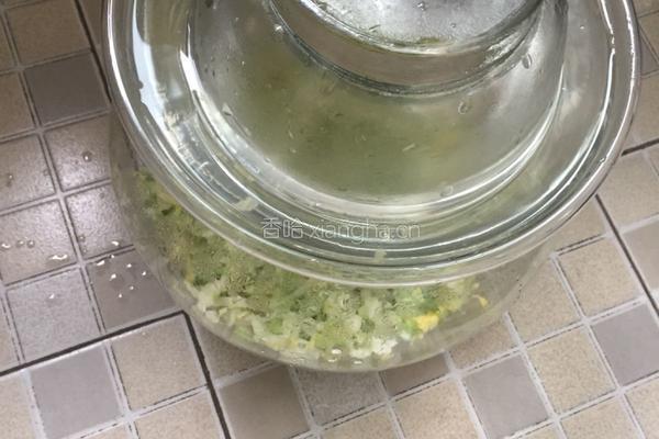 快速腌酸菜的做法图解5