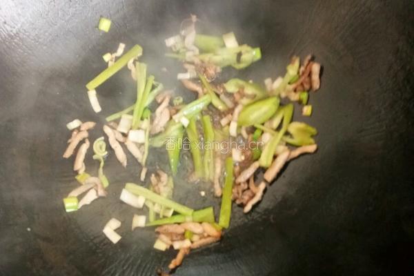 金针蘑炒肉丝的做法图解5