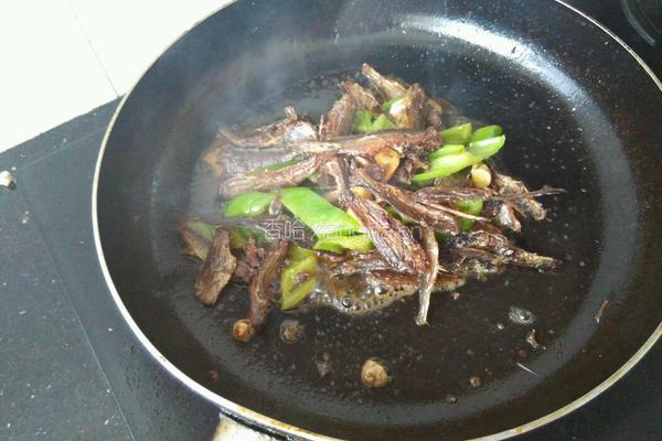 小黄鱼干煎青椒的做法图解8