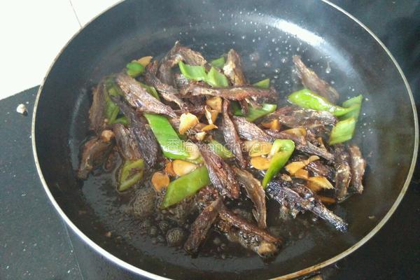 小黄鱼干煎青椒的做法图解9