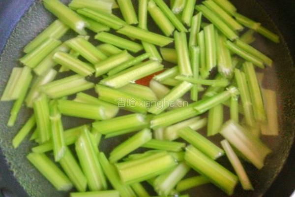 鸡蛋炒芹菜的做法图解4