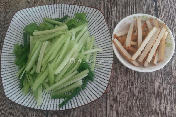 芹菜香干炒肉丝的做法图解1