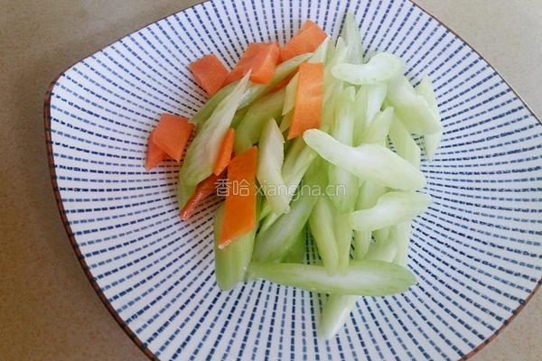爽口芹菜拌腐竹的做法图解1