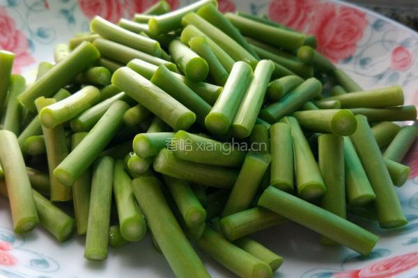蒜台香肠的做法图解2