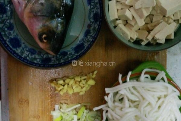 鱼头豆腐粉汤的做法图解1