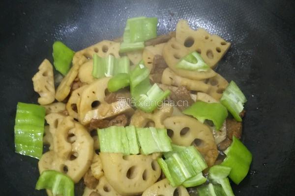 藕片炒肉配尖椒的做法图解6