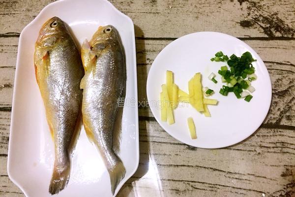 豆酱焖黄花鱼的做法图解2