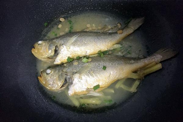 豆酱焖黄花鱼的做法图解7