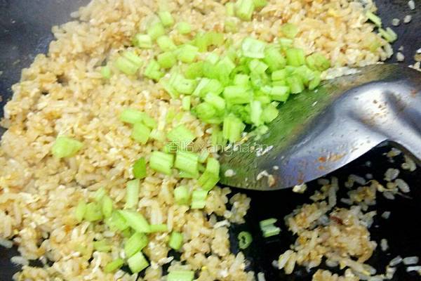 芹菜虾仁黄金炒饭的做法图解10