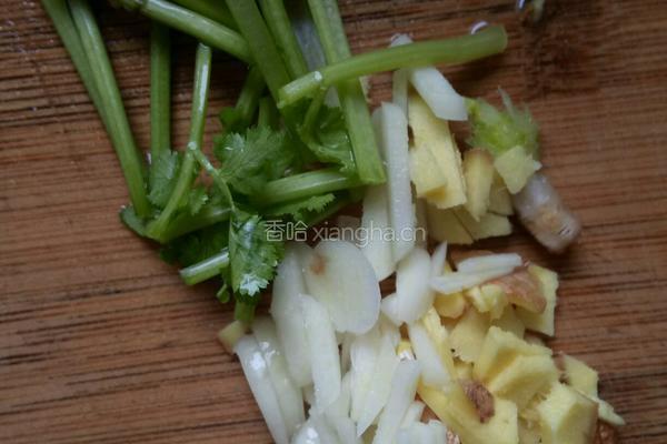 萝卜玉米排骨汤的做法图解1