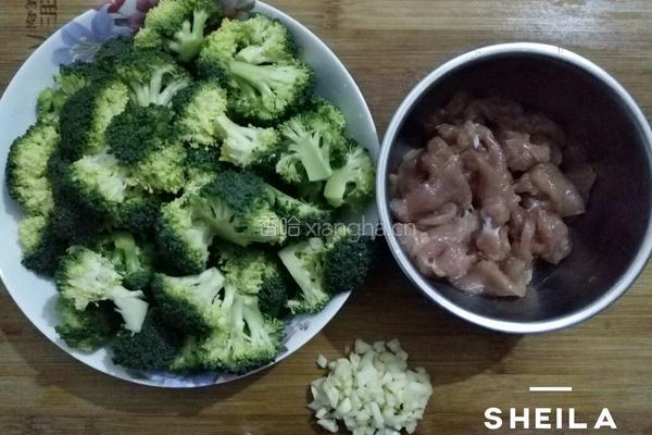 西兰花炒肉的做法图解1