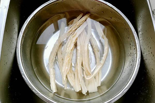 腐竹烧香菇的做法图解1