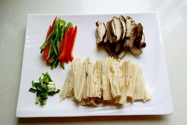 腐竹烧香菇的做法图解2