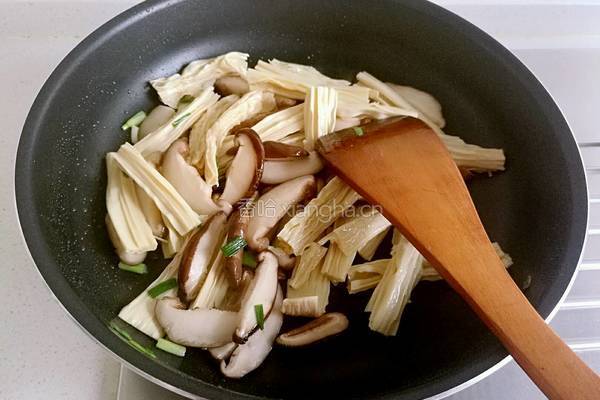 腐竹烧香菇的做法图解5