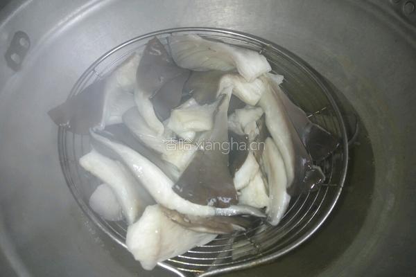酥炸蘑菇鱼的做法图解2