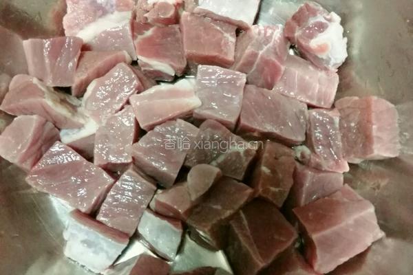 红萝卜啤酒闷牛肉的做法图解1