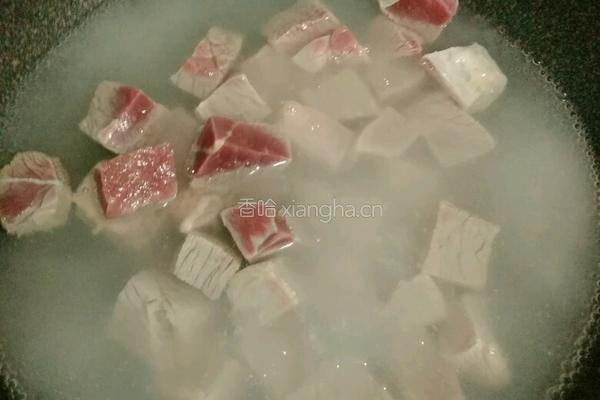 红萝卜啤酒闷牛肉的做法图解2