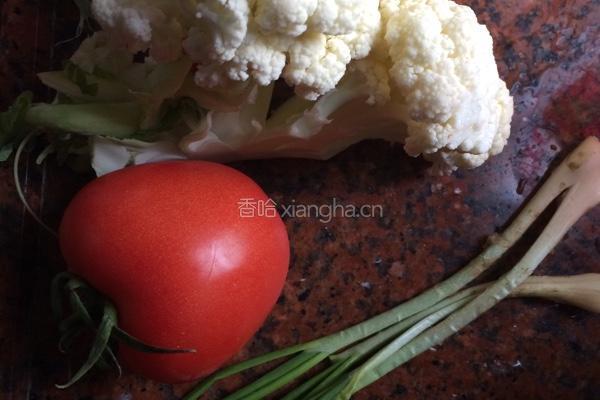 番茄炒菜花的做法图解1