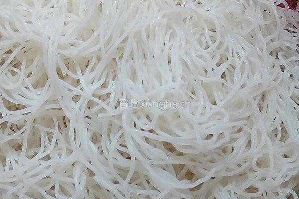 芹菜瘦肉炒米粉的做法图解1