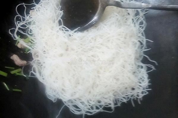 芹菜瘦肉炒米粉的做法图解5