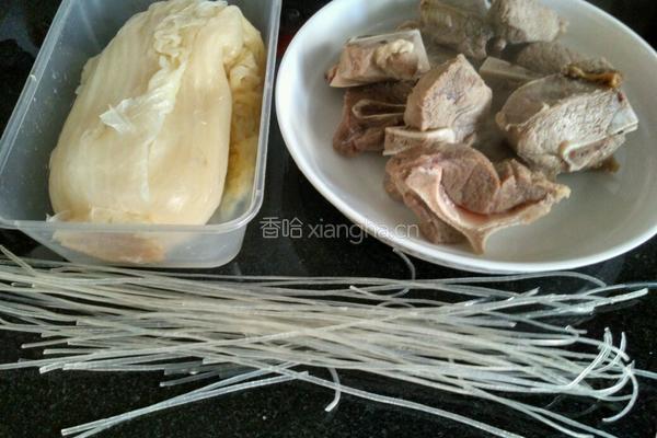 酸菜排骨炖粉条的做法图解1