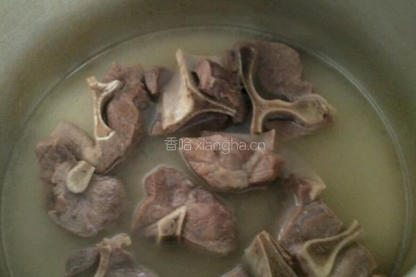 酸菜排骨炖粉条的做法图解4