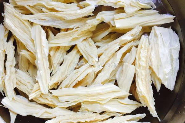 瘦肉木耳炒腐竹的做法图解1