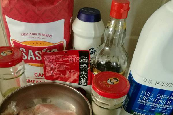 双色酱肉包子的做法图解1