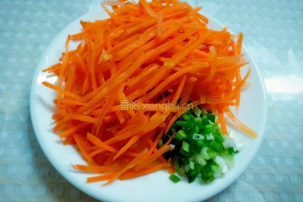 胡萝卜丝鸡蛋饼的做法图解1