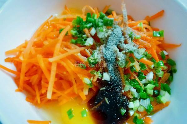胡萝卜丝鸡蛋饼的做法图解3