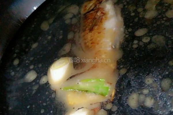 海参鲫鱼汤（下奶）的做法图解3