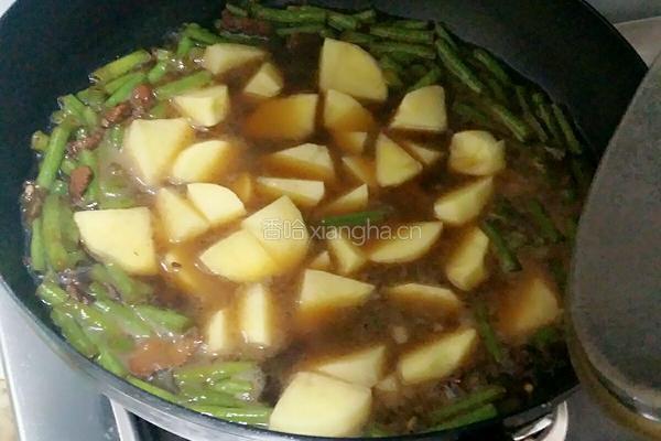 炖豆角、土豆的做法图解6