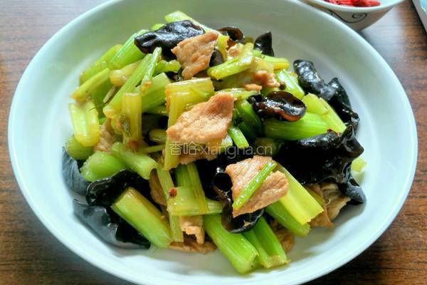 芹菜木耳炒肉的做法图解10