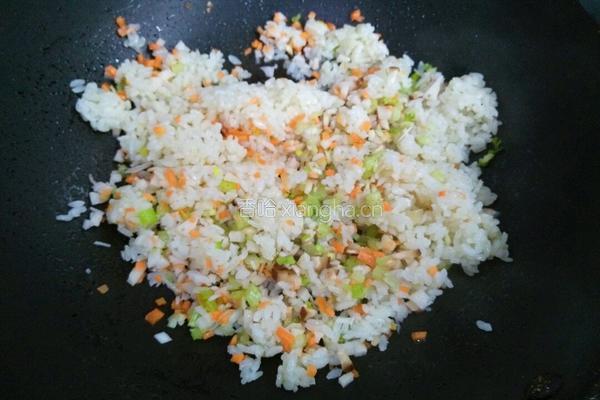 蔬菜丁炒米的做法图解5