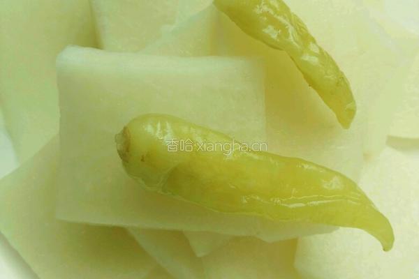 酸萝卜炒豆芽的做法图解1